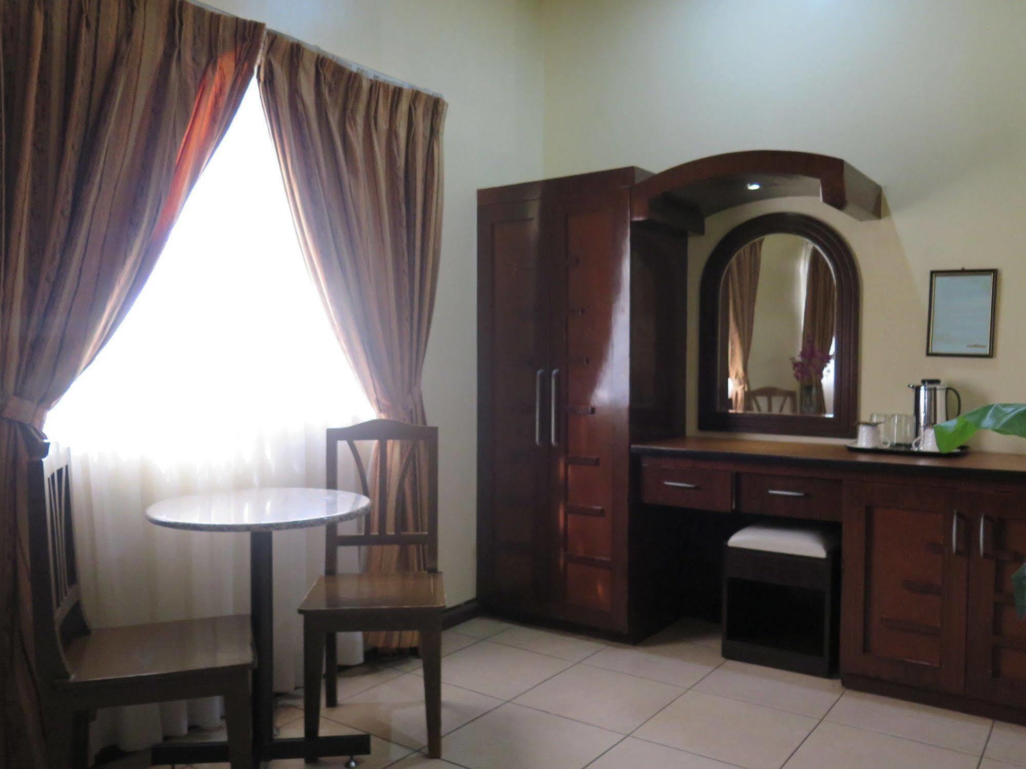 Hotel Nicanor Dumaguete City Exterior photo